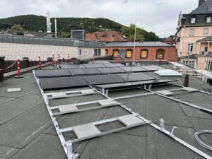 Drohenaufnahme von der kompletten PV-Anlage im Überflug